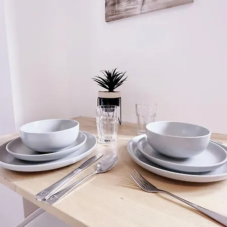 Uk Chaps Retreat: Chelsea Studio Haven With Private Balcony